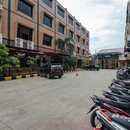 Reddoorz Plus Near Soekarno Hatta Airport 2 Tangerang Kültér fotó
