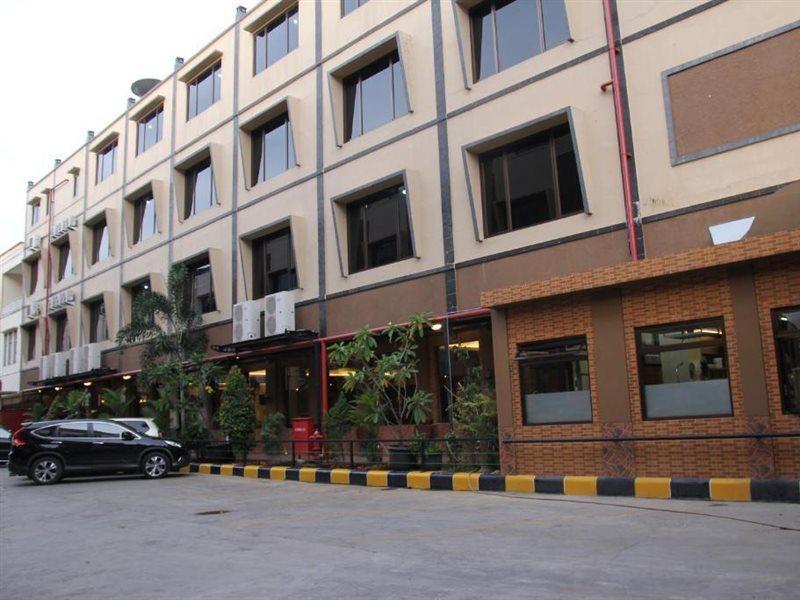Reddoorz Plus Near Soekarno Hatta Airport 2 Tangerang Kültér fotó