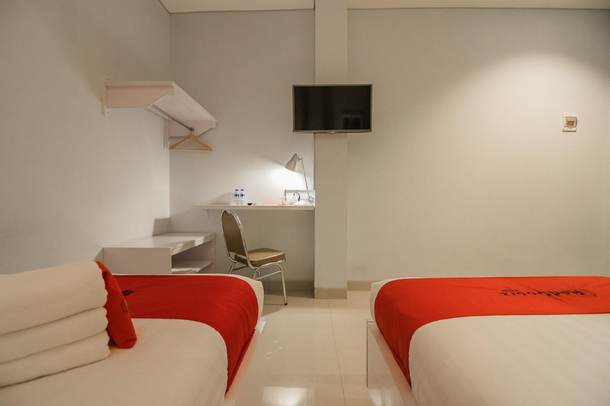 Reddoorz Plus Near Soekarno Hatta Airport 2 Tangerang Kültér fotó