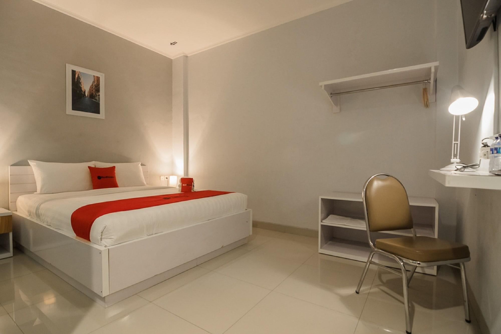 Reddoorz Plus Near Soekarno Hatta Airport 2 Tangerang Kültér fotó