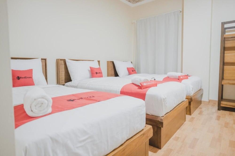Reddoorz Plus Near Soekarno Hatta Airport 2 Tangerang Kültér fotó