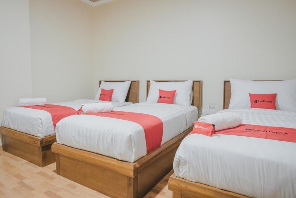 Reddoorz Plus Near Soekarno Hatta Airport 2 Tangerang Kültér fotó