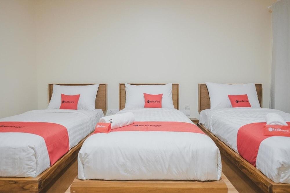 Reddoorz Plus Near Soekarno Hatta Airport 2 Tangerang Kültér fotó