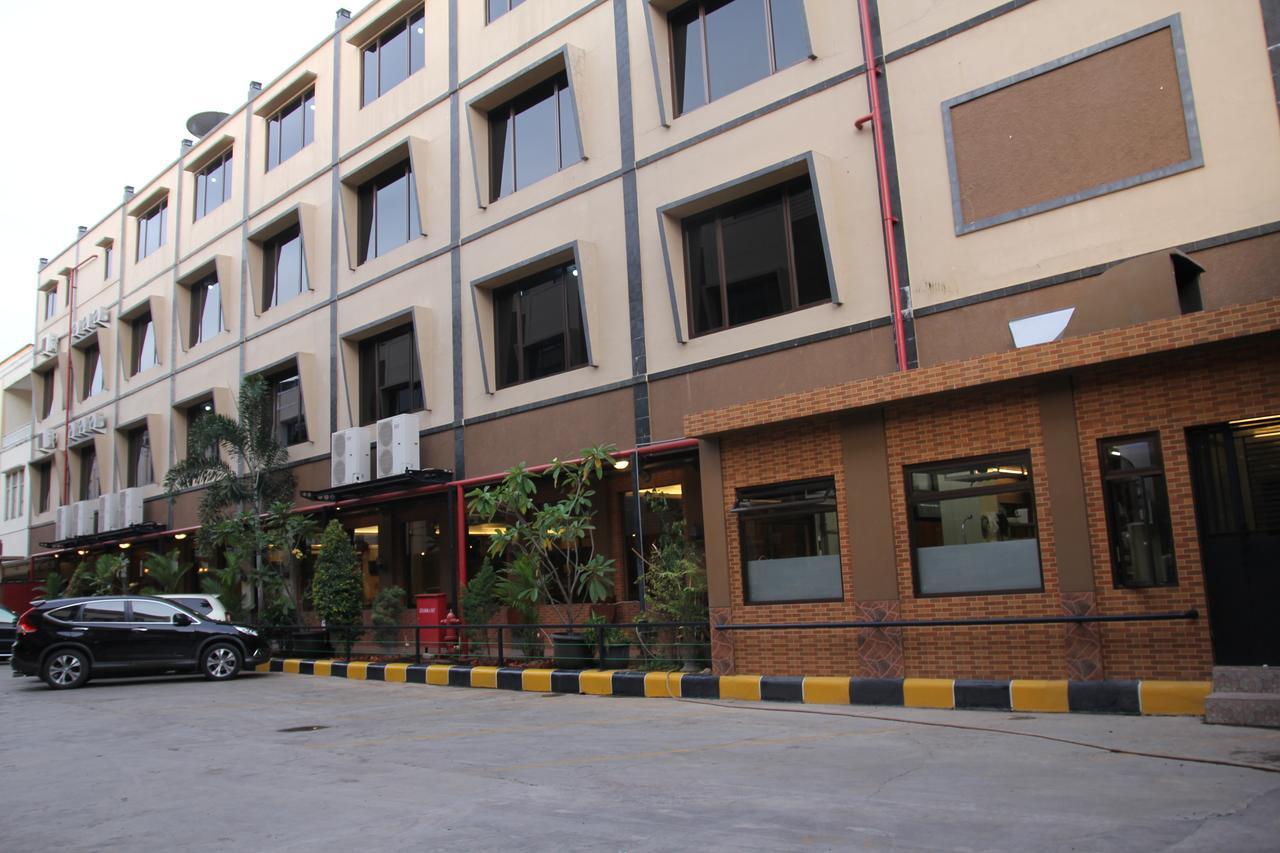 Reddoorz Plus Near Soekarno Hatta Airport 2 Tangerang Kültér fotó