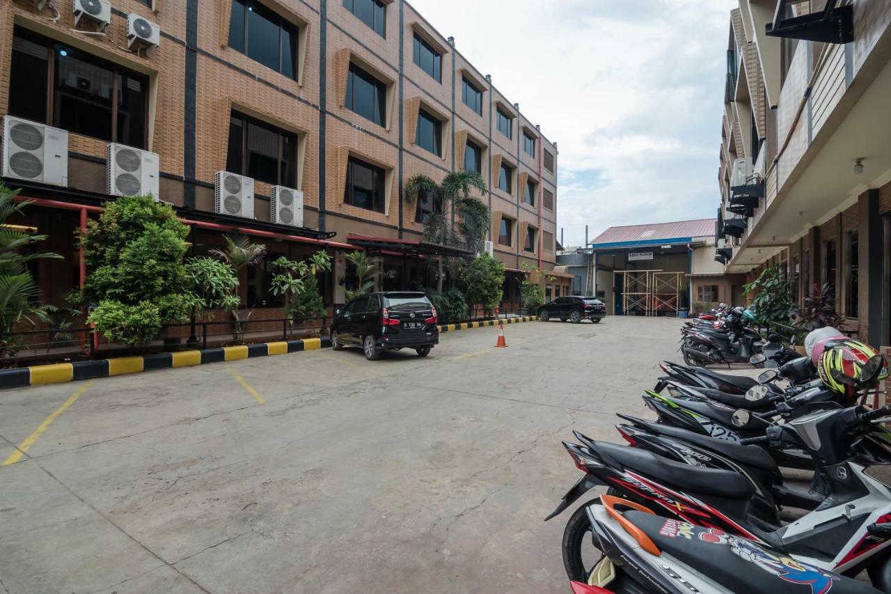 Reddoorz Plus Near Soekarno Hatta Airport 2 Tangerang Kültér fotó