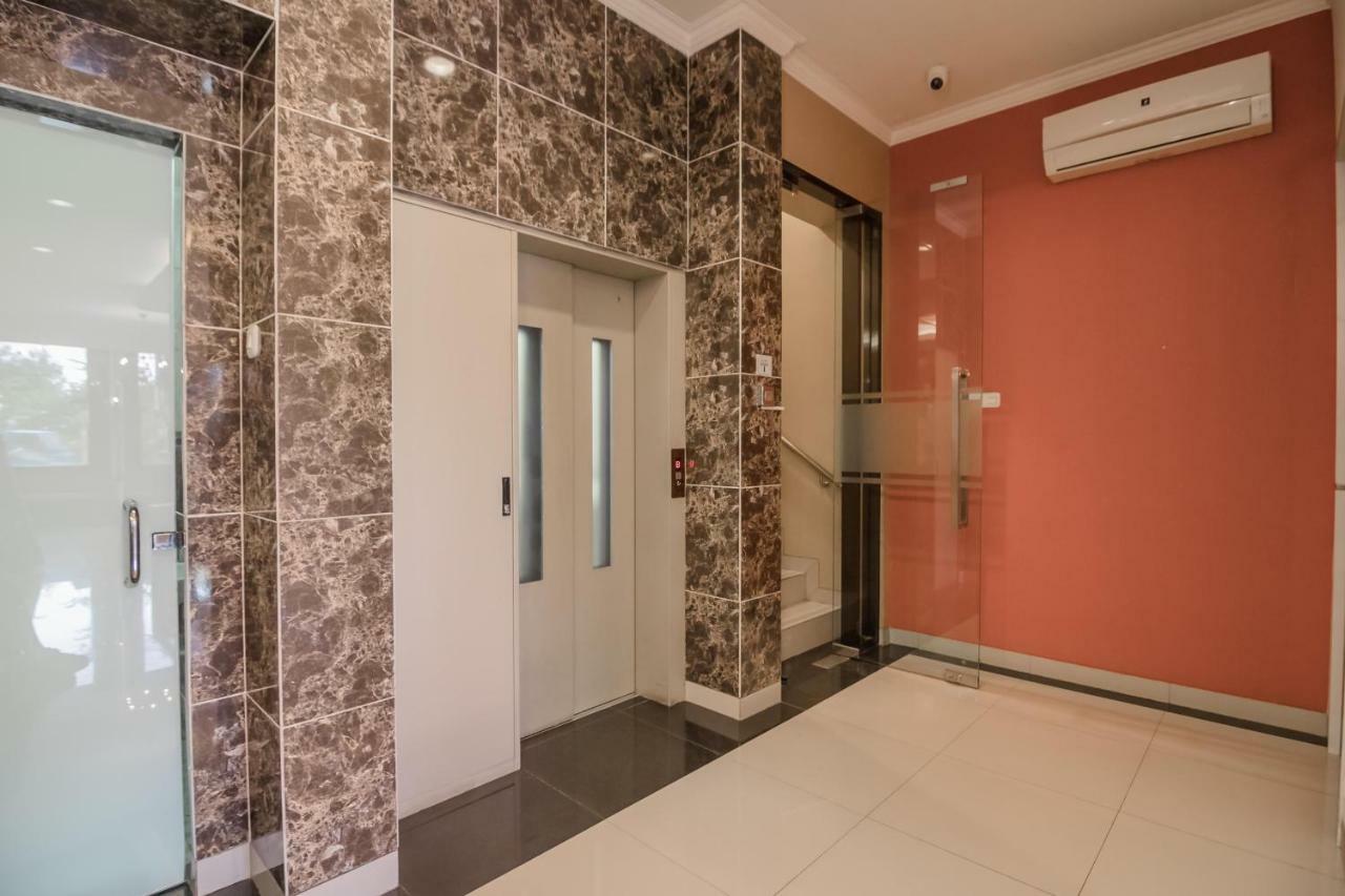 Reddoorz Plus Near Soekarno Hatta Airport 2 Tangerang Kültér fotó