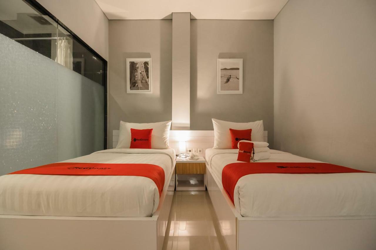 Reddoorz Plus Near Soekarno Hatta Airport 2 Tangerang Kültér fotó