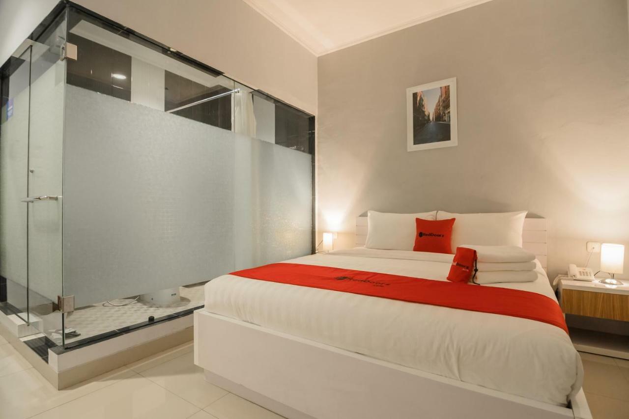 Reddoorz Plus Near Soekarno Hatta Airport 2 Tangerang Kültér fotó
